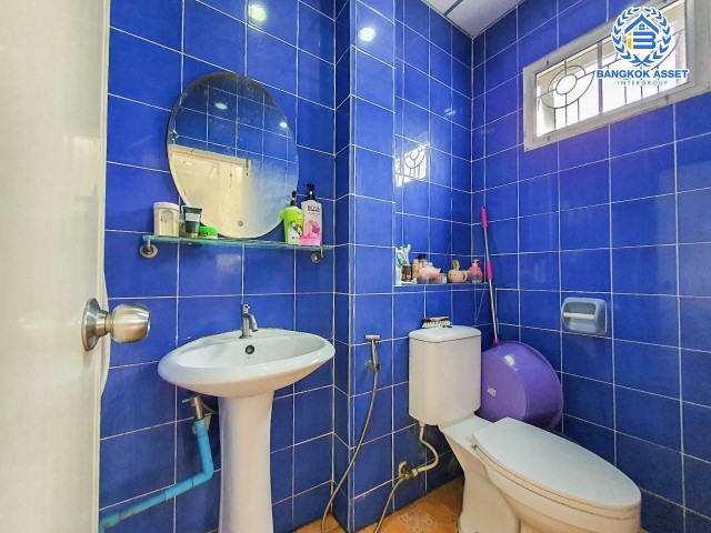 *****ทาวน์เฮ้าส์มือสอง ย่านบางแค ม.เศรษฐกิจ พุทธมณฑลสาย3 เนื้อที่กว้าง 28 ตร.ว. ฟังก์ชัน 3 ห้องนอน 2 ห้องน้ำ ภายในสภาพสวย กว้างขวางพื้นที่ใช้สอยเยอะ ตั้งบนทำเลแห่งการเดินทาง ใกล้ส่วนต่อขยายรถไฟฟ้าสายสีน้ำเงิน "สถานีหลักสอง" และทางด่วน "ศรีรัช" จองเลย!